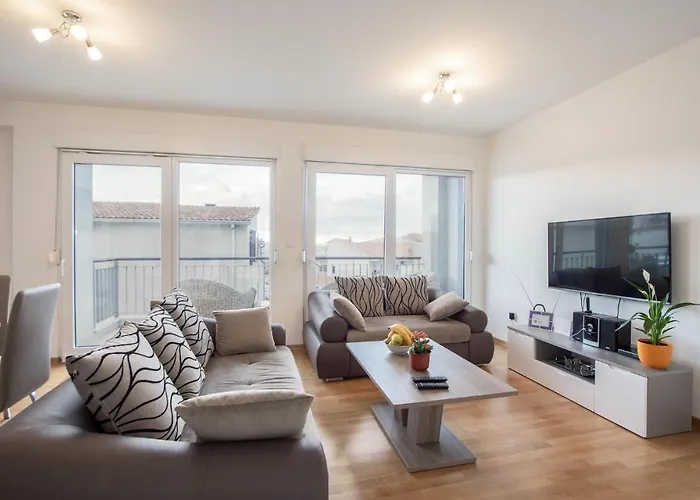 Nice Apartment In Podstrana With Kitchen